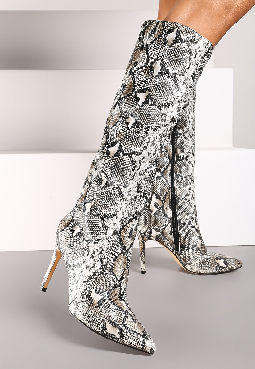 Czarne Kozaki w Wężowy Wzór na Obcasie Typu Szpilka z Delikatnie Marszczoną Cholewką Tairis 1