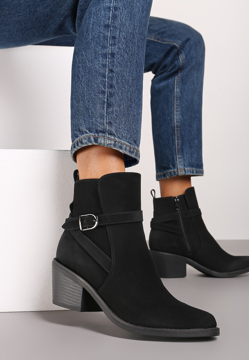 Czarne Botki na Stożku w Stylu Kowbojek Ozdobione Klarma i Paskiem Linavia 1