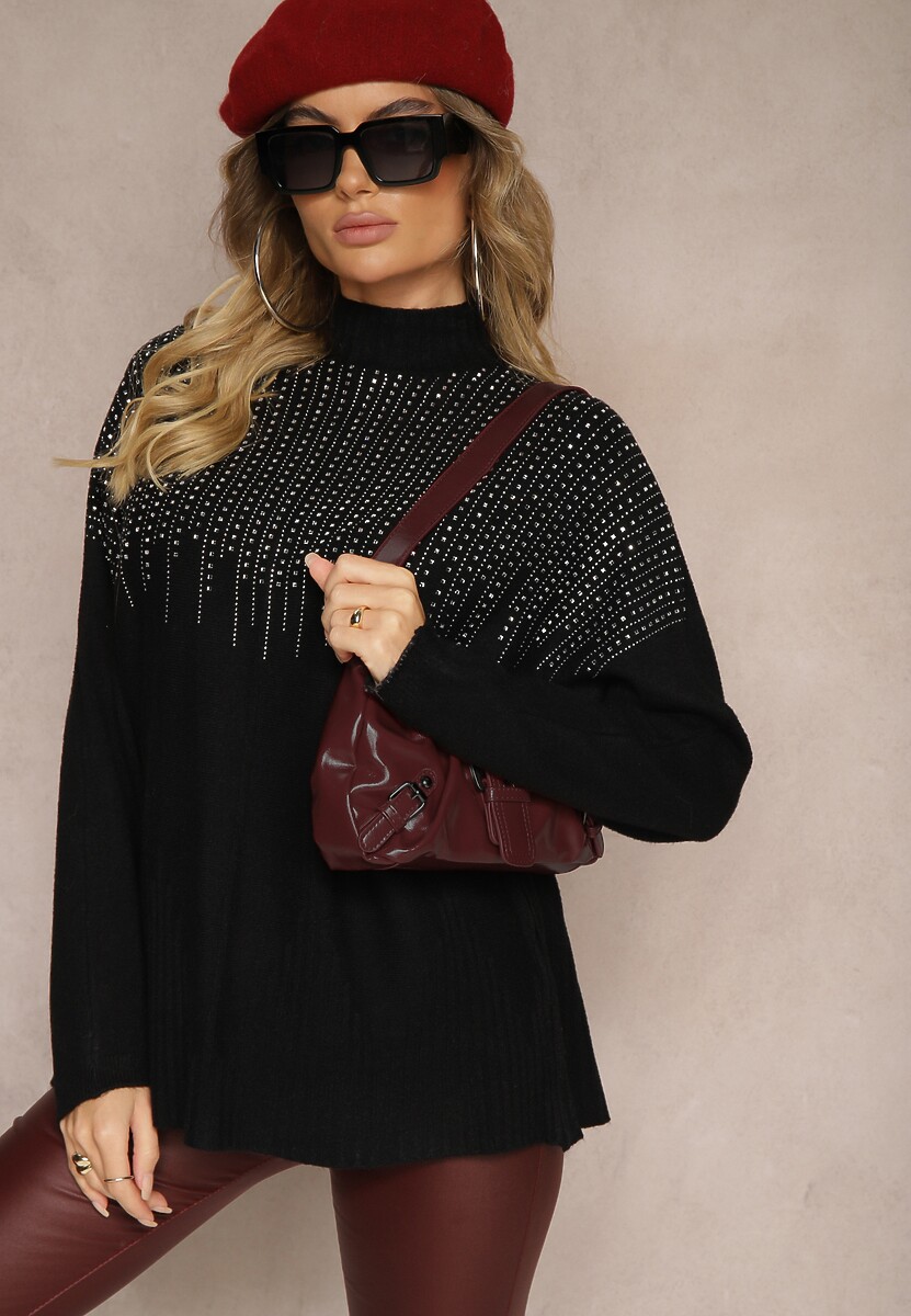 Czarny Golf o Kroju Oversize z Eleganckim Cyrkoniowym Zdobieniem przy Dekolcie Melirra 1