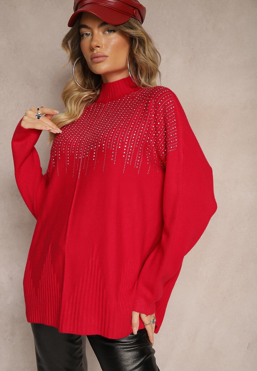 Czerwony Golf o Kroju Oversize z Eleganckim Cyrkoniowym Zdobieniem przy Dekolcie Melirra 1