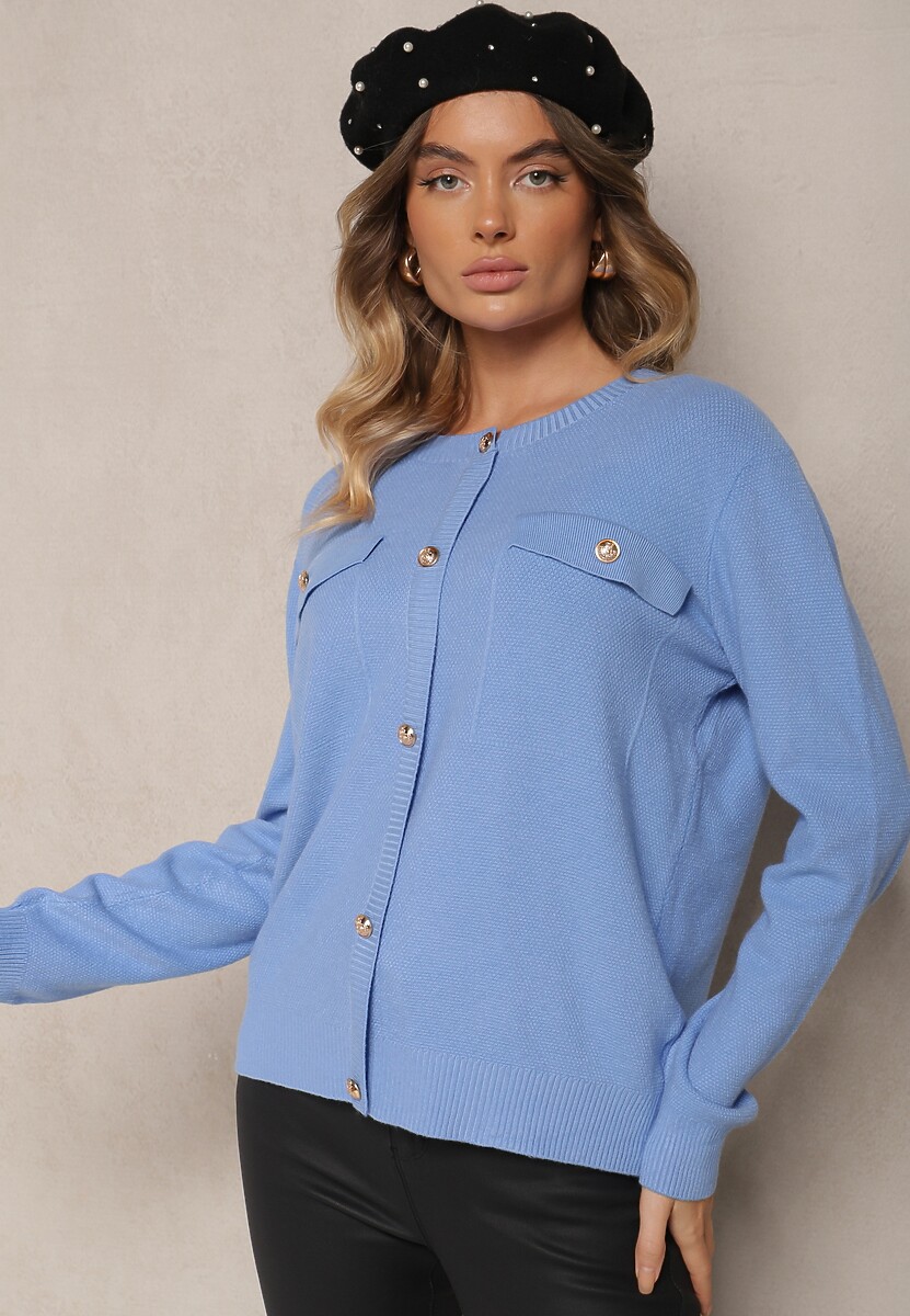 Niebieski Sweter w Wiskozą Zdobiony Eleganckimi Guzikami i Imitacją Kieszeni Fezita 1
