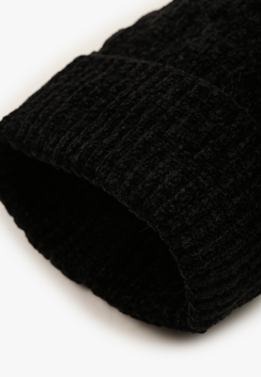 Czarna Czapka w Ozdobny Warkoczowy Splot z Pomponem Emmilae 2