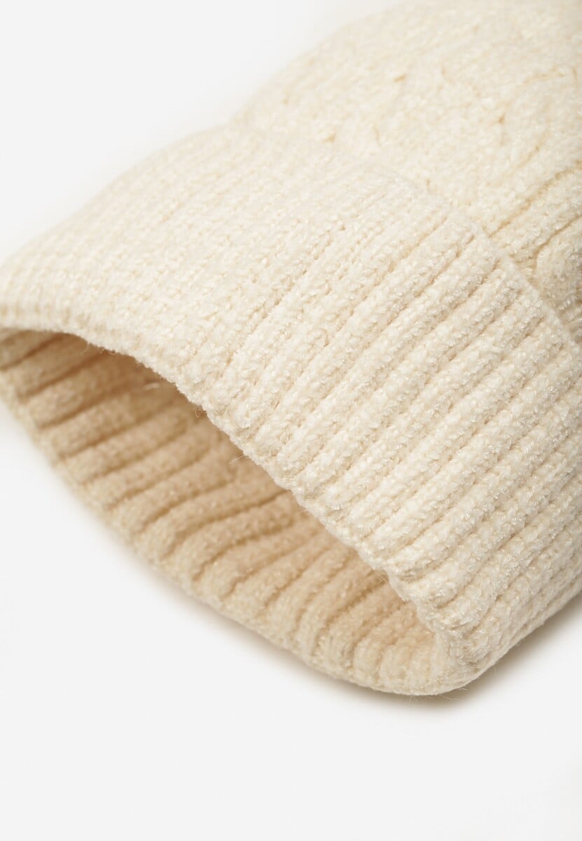 Jasnobeżowa Czapka w Ozdobny Warkoczowy Splot z Pomponem Emmilae 2