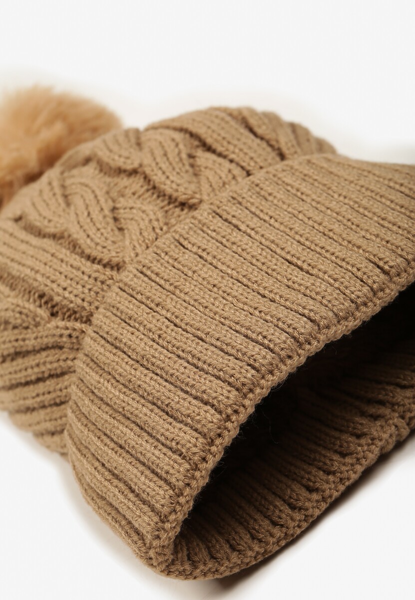 Ciemnobeżowa Czapka Typu Beanie Zdobiona Pomponem i Warkoczowym Splotem Ocieplana Futrem Zenedi 2