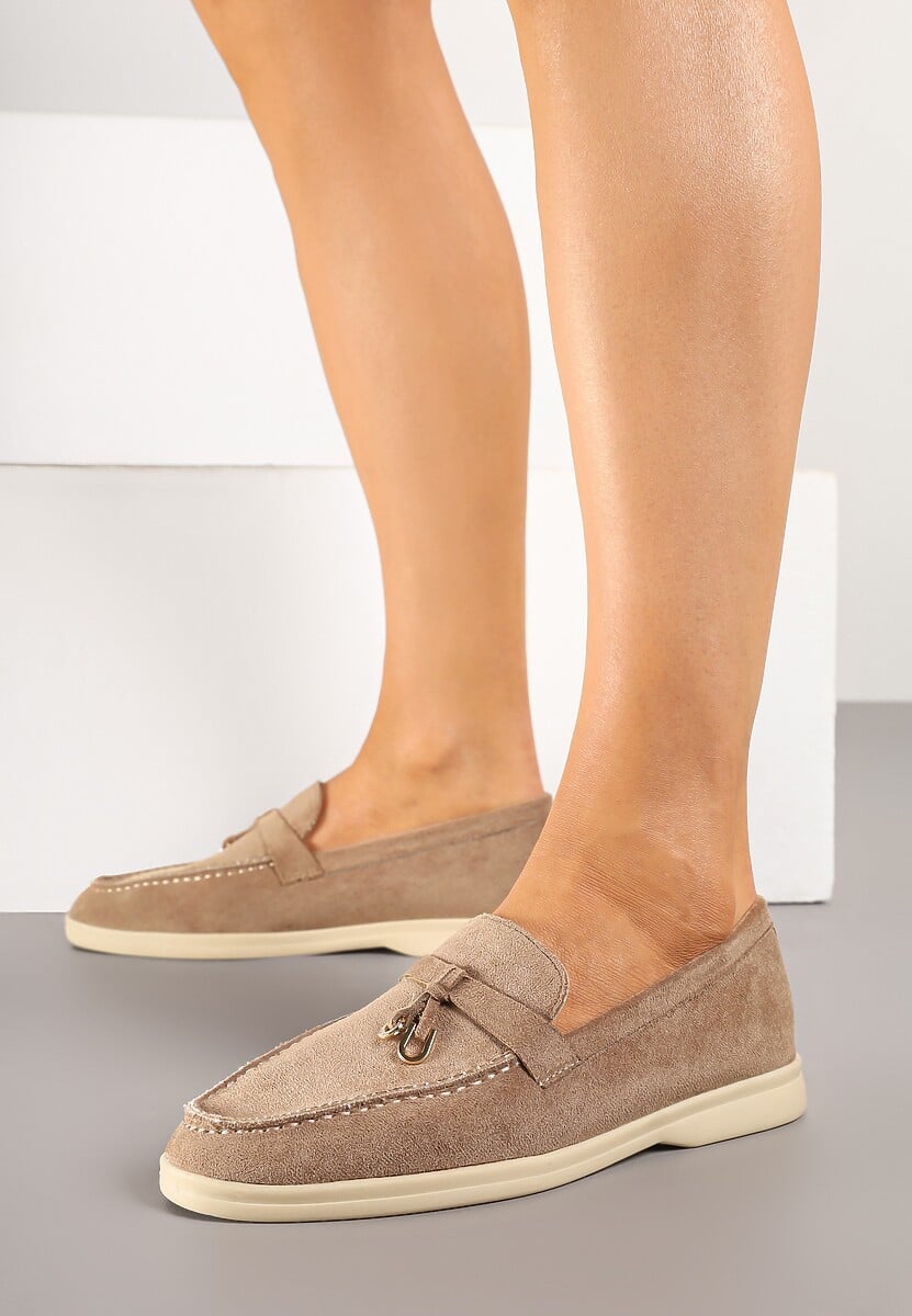 Ciemnobeżowe Mokasyny z Ekozamszu Zdobione Metaliczną Zawieszką Ralselia 2