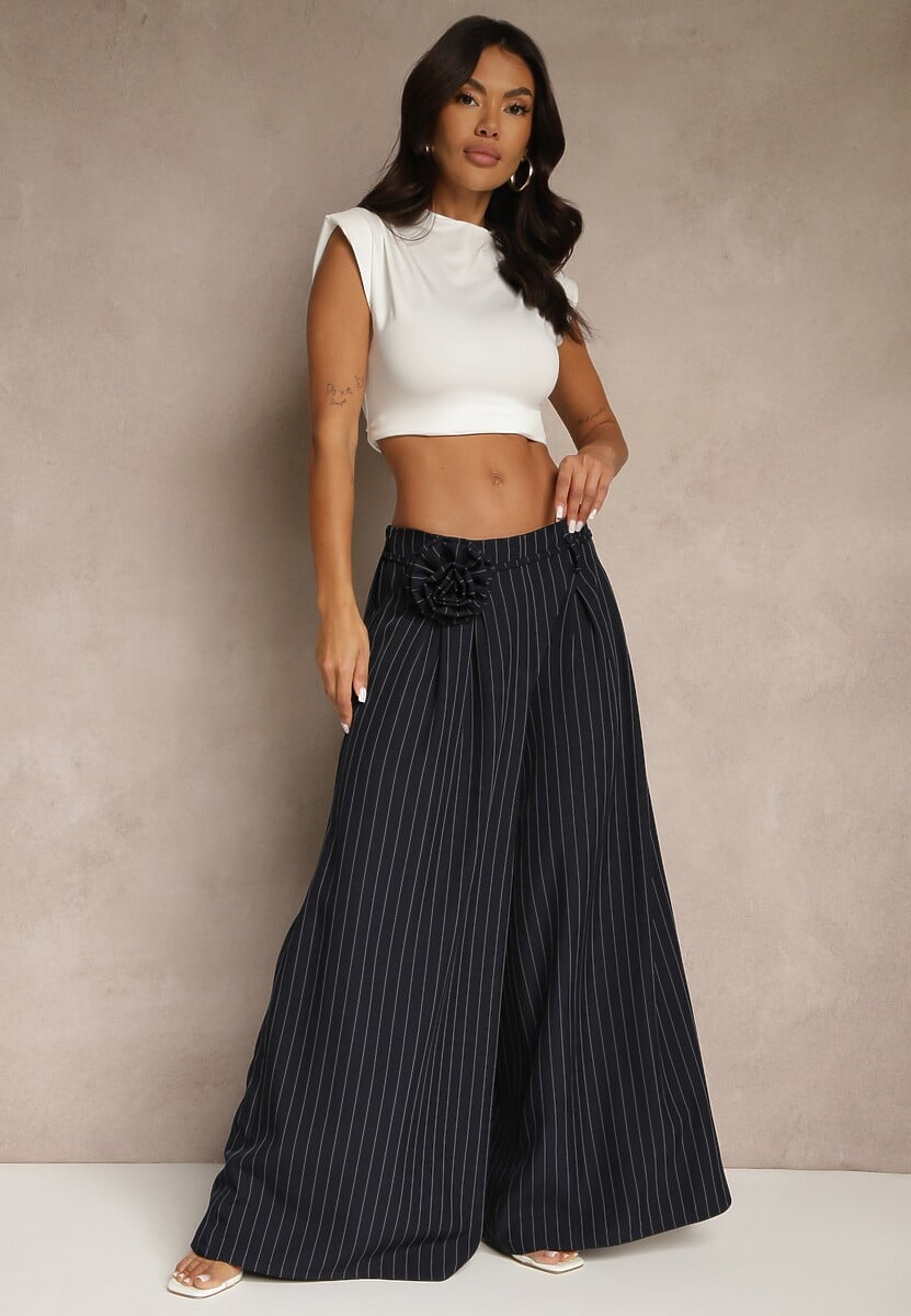 Granatowe Spodnie Palazzo High Waist Ozdobione Broszką Kwiatem Folassea 1