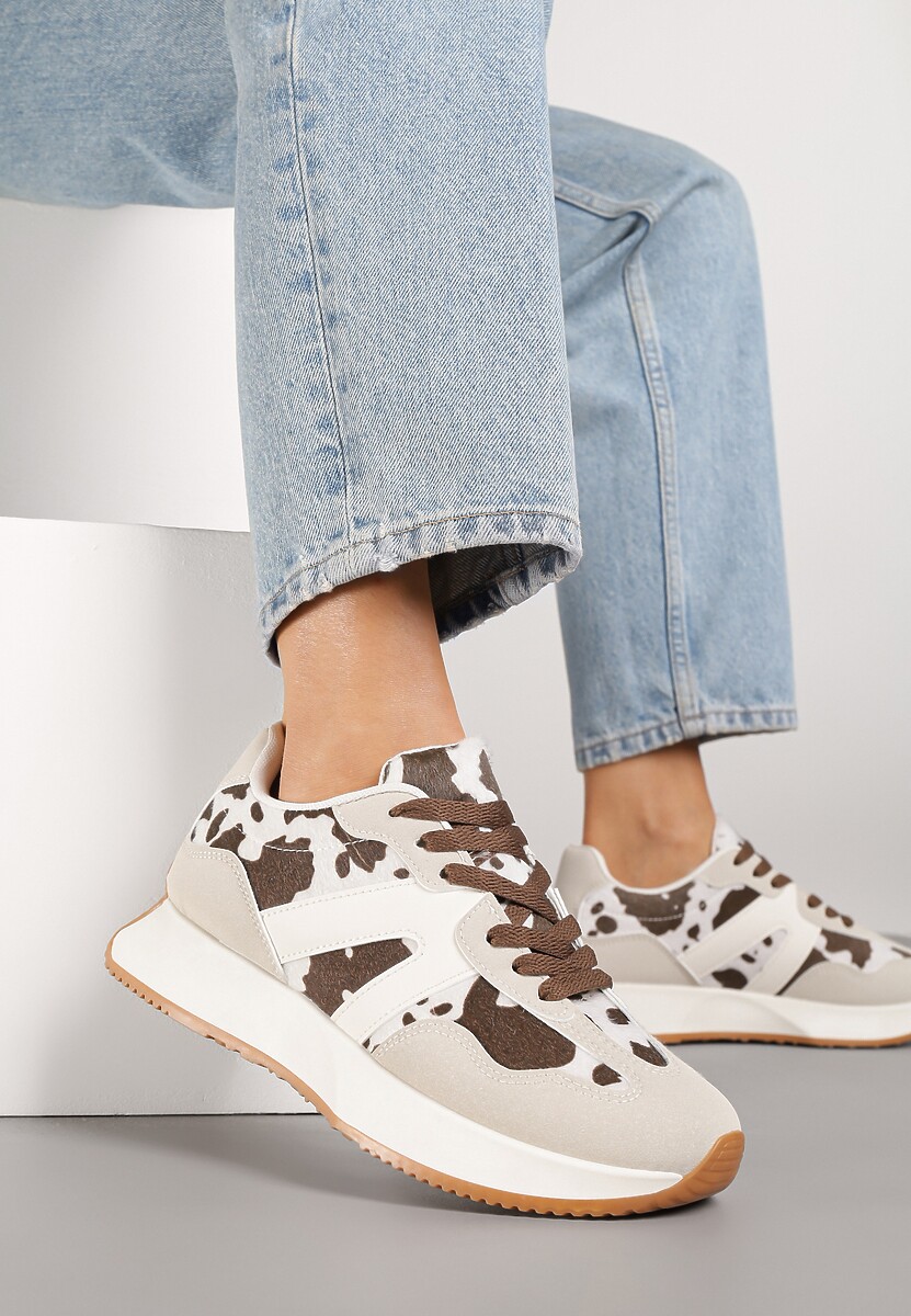 Biało-Brązowe Sneakersy na Płaskiej Podeszwie z Geometryczną Wstawką i Wzorem w Krowie Łaty Sewla 1