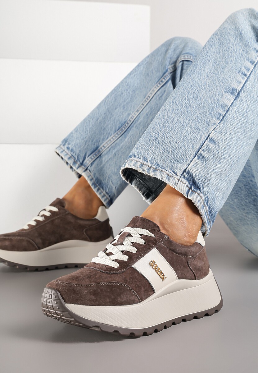 Brązowe Sneakersy na Platformie z Naturalnego Zamszu z Geometrycznym Wzorem i Napisem Latalissa 1
