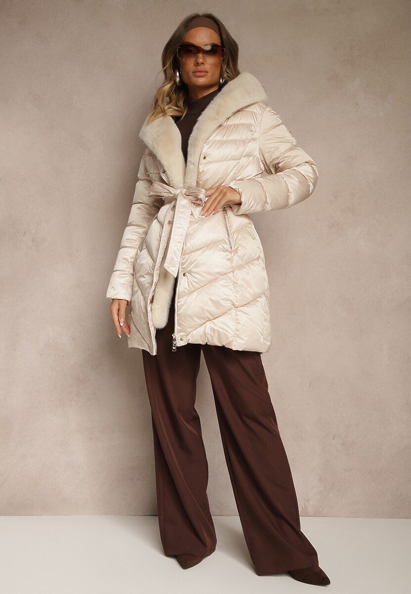 Beżowa Kurtka z Pikowanym Przeszyciami Wiązanym Paskiem i Kapturem z Futrem Fenida 2