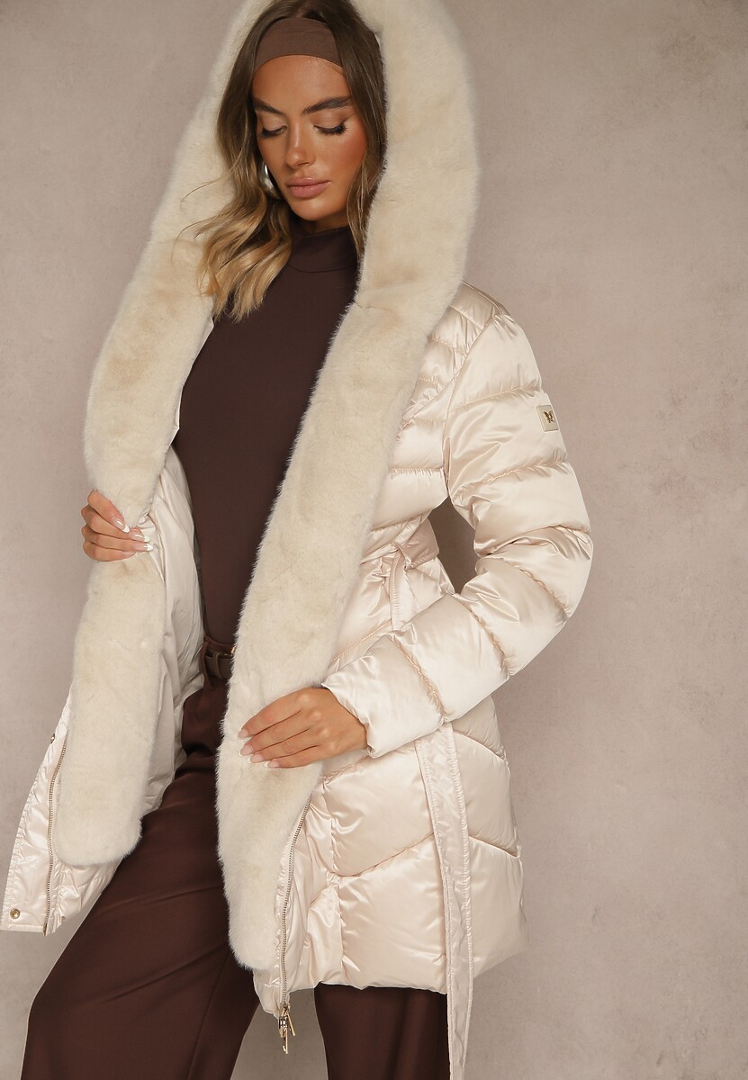 Beżowa Kurtka z Pikowanym Przeszyciami Wiązanym Paskiem i Kapturem z Futrem Fenida 1
