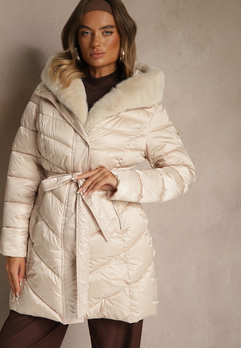 Beżowa Kurtka z Pikowanym Przeszyciami Wiązanym Paskiem i Kapturem z Futrem Fenida 3