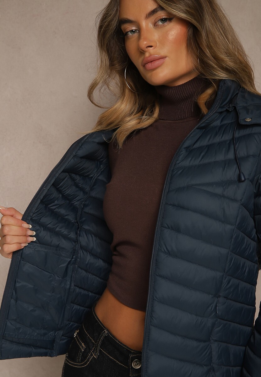 Granatowa Przejściowa Kurtka z Pikowanymi Przeszyciami i Kapturem Suritte 3