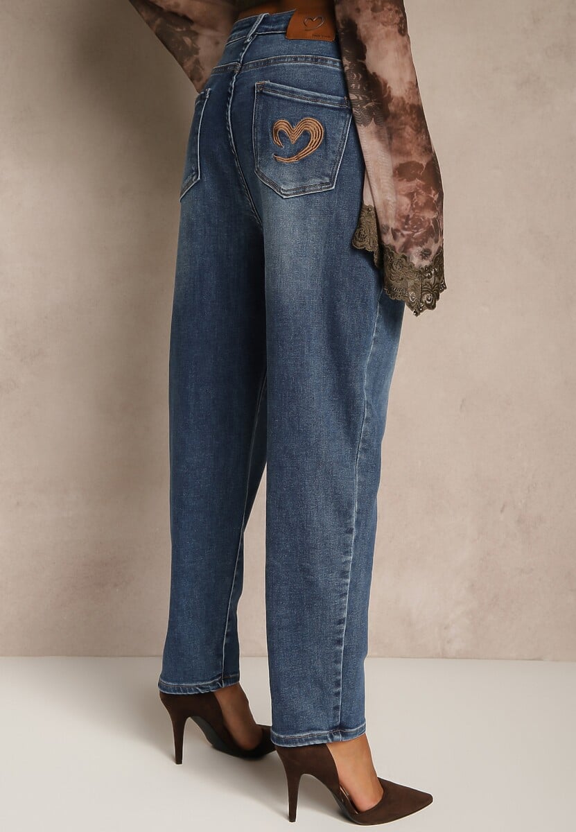 Niebieskie Jeansy Mom Fit High Waist Zdobione Aplikacją z Serduszkiem Nalendia 3