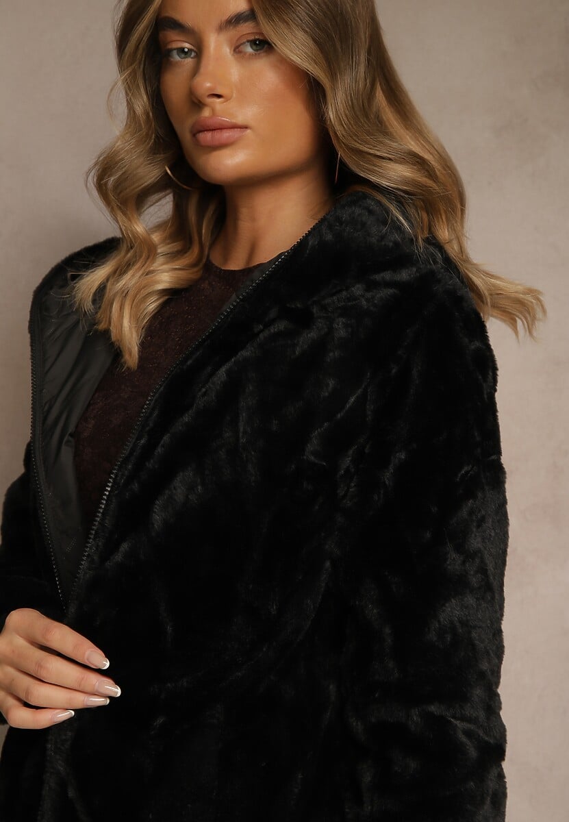 Czarna Dwustronna Kurtka z Kapturem Pikowanymi Przeszyciami i Futerkiem Rossalea 2