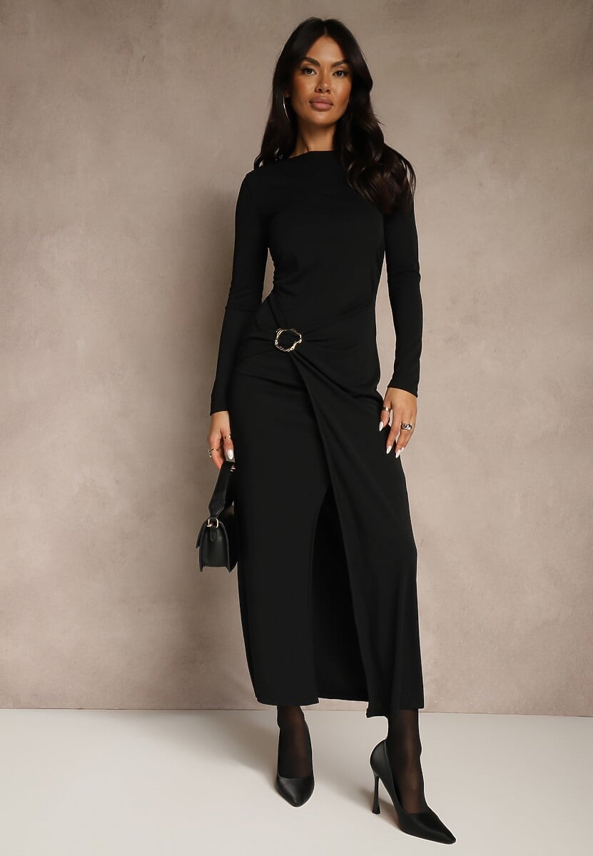 Czarna Elegancka Sukienka Zdobiona Marszczeniem i Metaliczną Aplikacją Raselia 1