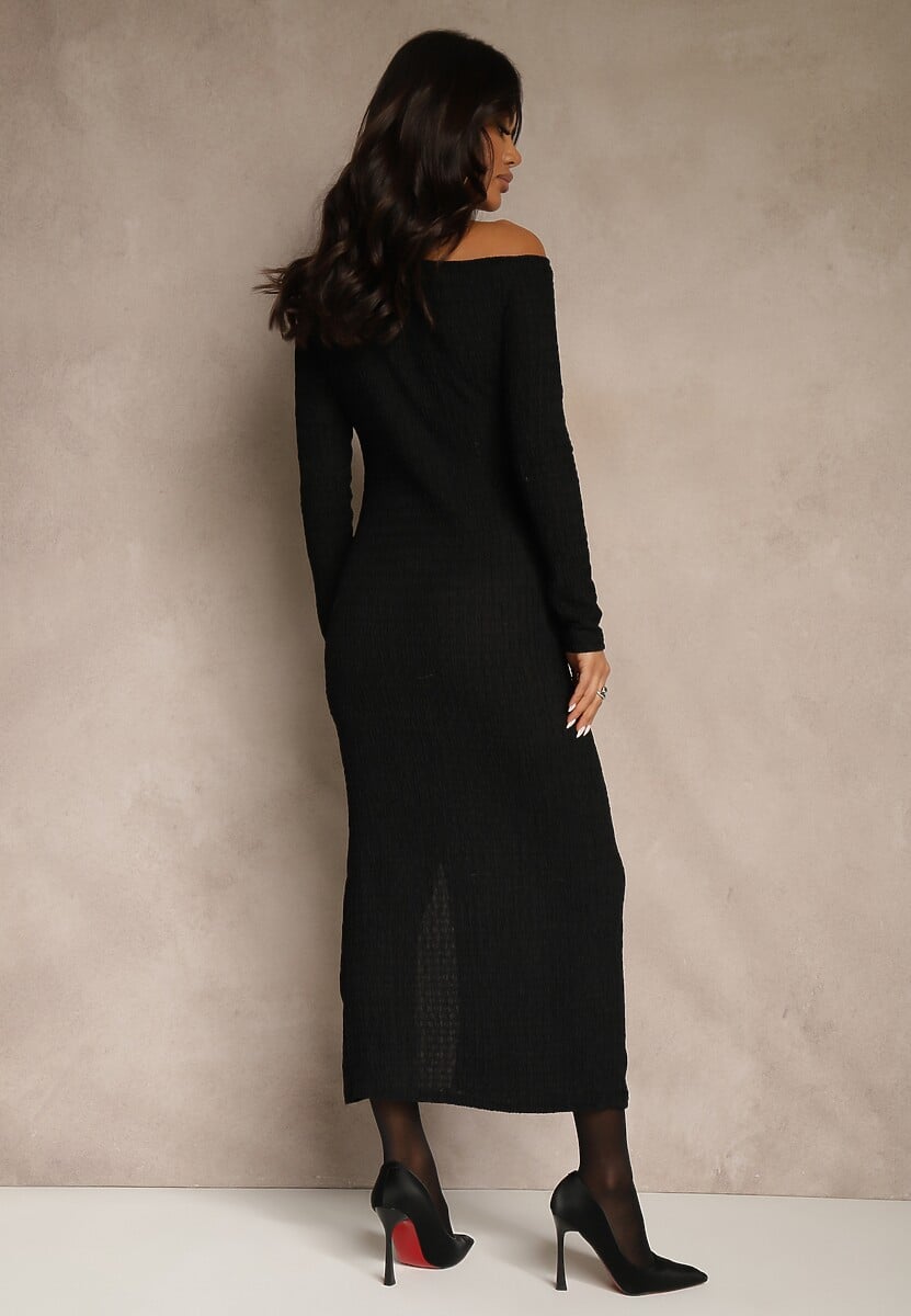 Czarna Sukienka o Dopasowanym Kroju Ozdobiona Metaliczną Aplikacją Reittia 3