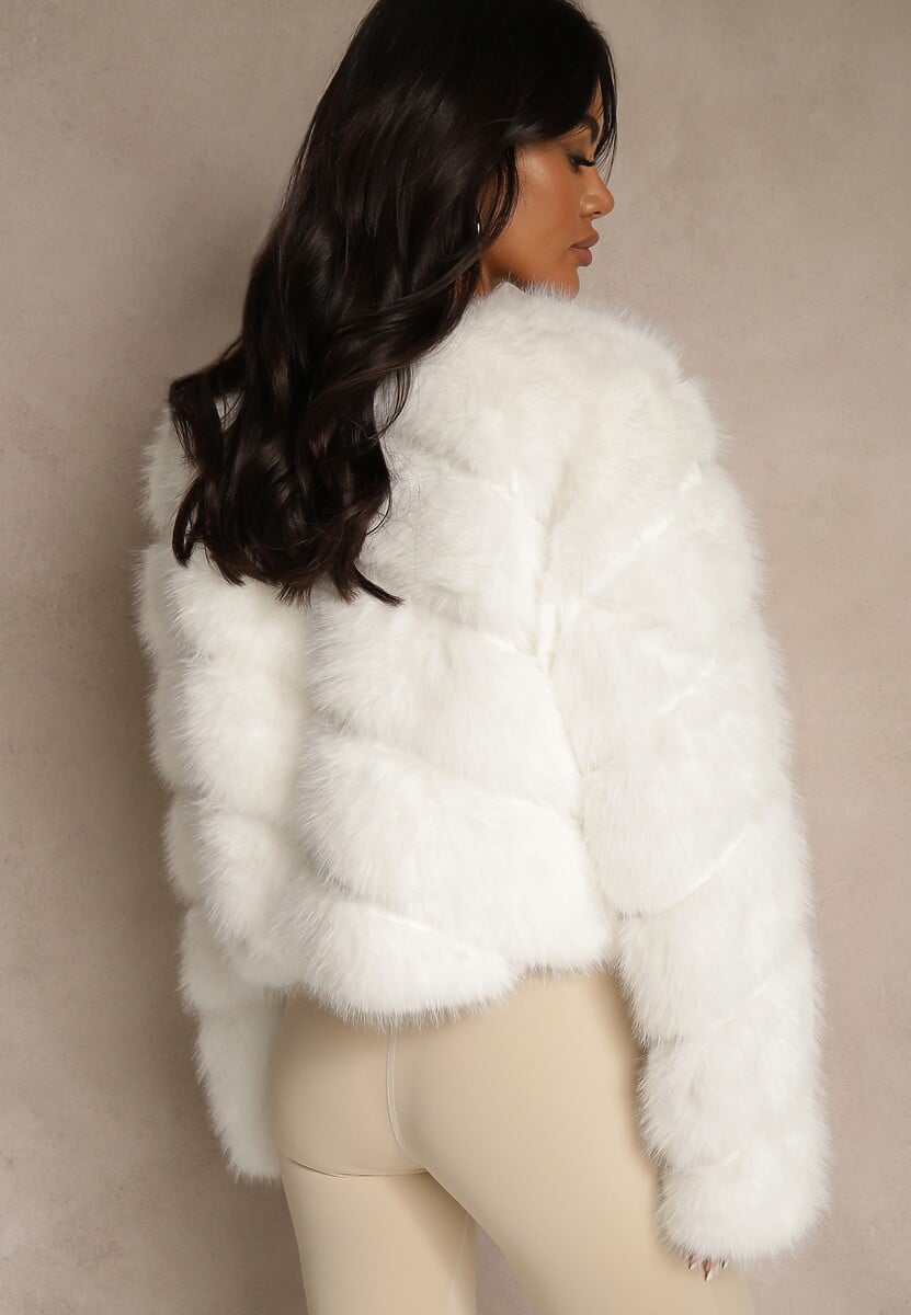 Biała Futrzana Kurtka o Krótkim Kroju Zapinana na Haftki Alorith 3