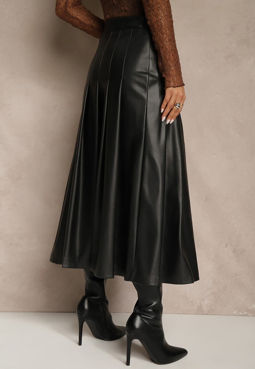 Czarna Plisowana Spódnica z Imitacji Skóry o Rozkloszowanym Kroju Tusdera 3