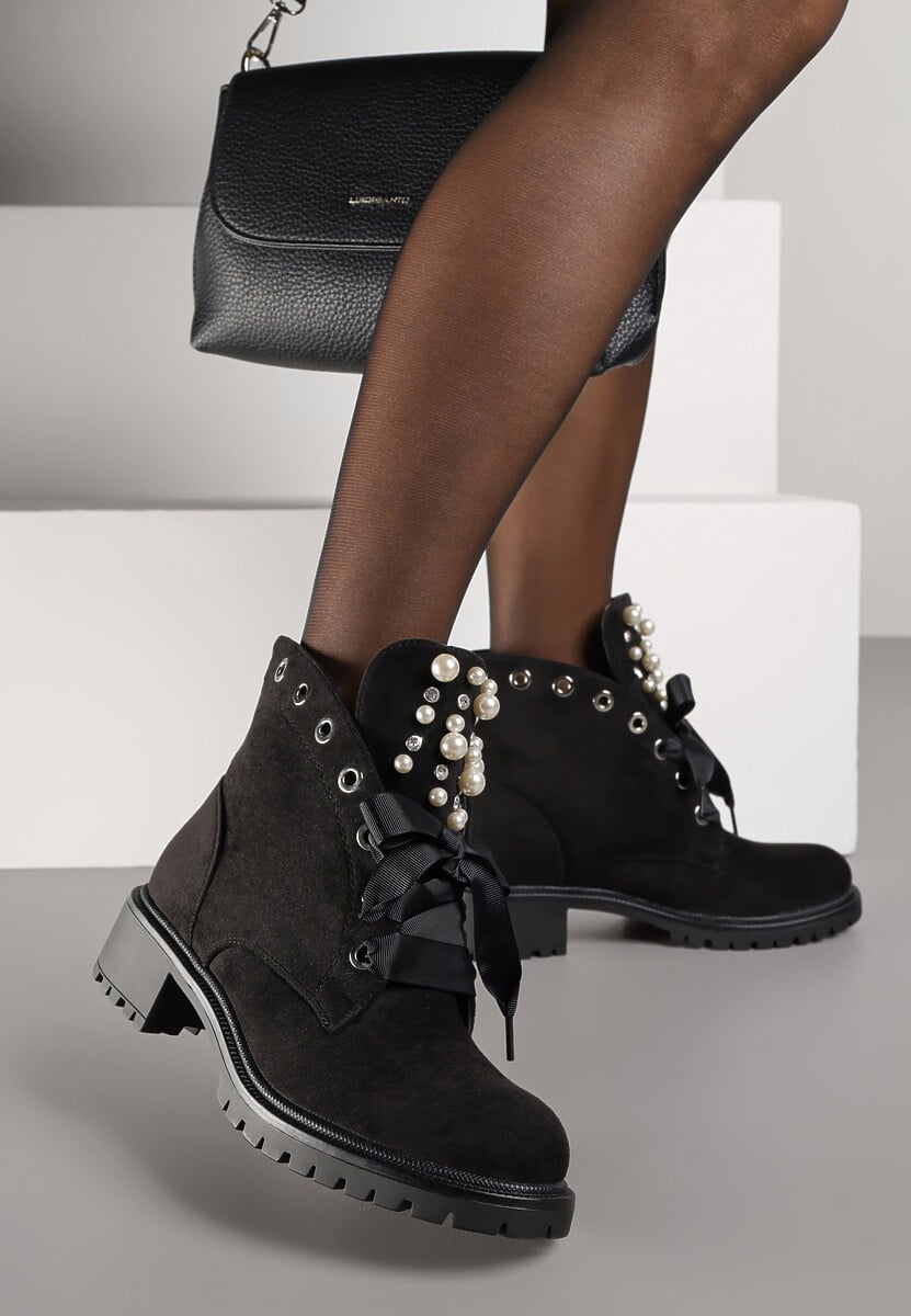 Czarne Botki z Imitacji Zamszu z Ozdobnymi Sznurówkami Perłami i Cyrkoniami Jovilda 1