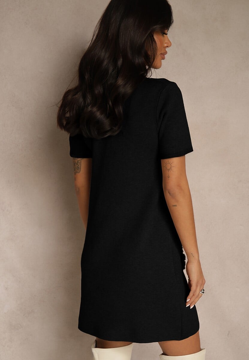 Czarna Sweterkowa Sukienka Trapezowa z Perełkami przy Dekolcie i Kieszeniach Fenatusa 3