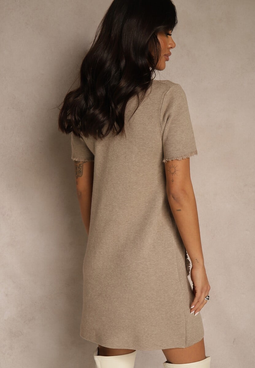 Beżowa Sweterkowa Sukienka Trapezowa z Perełkami przy Dekolcie i Kieszeniach Fenatusa 3