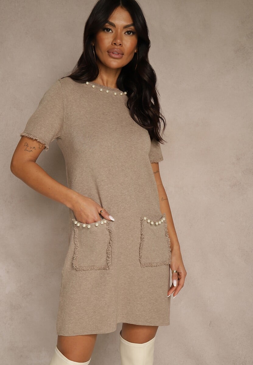 Beżowa Sweterkowa Sukienka Trapezowa z Perełkami przy Dekolcie i Kieszeniach Fenatusa 1