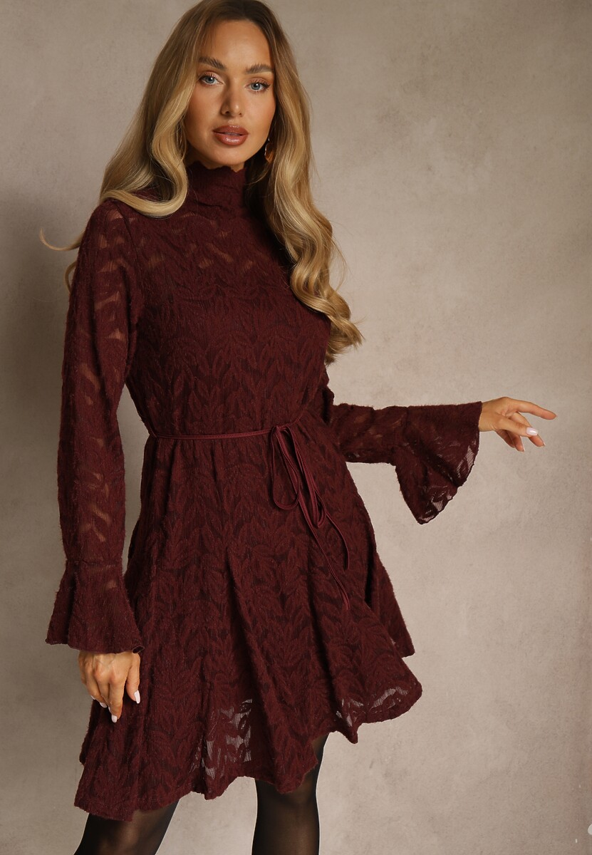 Bordowa Sukienka ze Stójką z Koronki Zdobiona Wiązaniem w Talii i Falbanami Elarassa 1