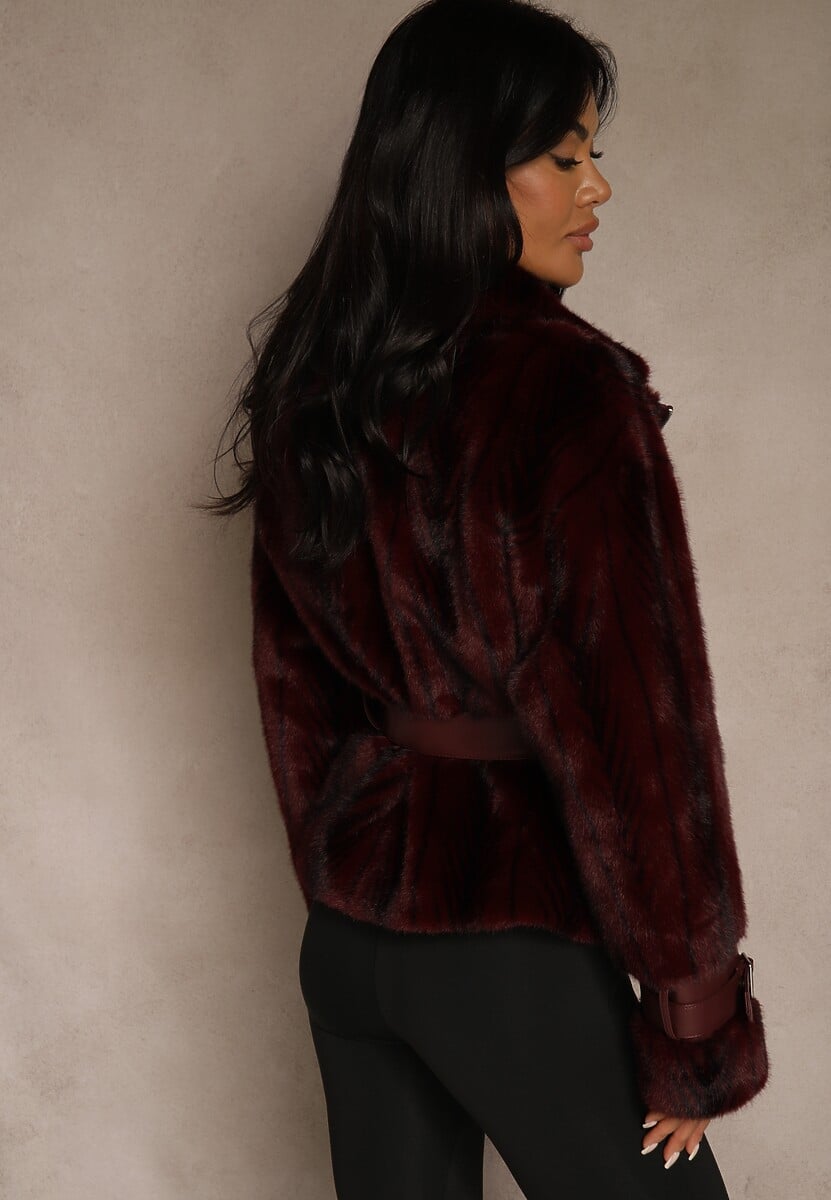 Bordowa Kurtka Futerko z Paskiem z Imitacji Skóry Zdobiona Klamerkami Jynlisa 3