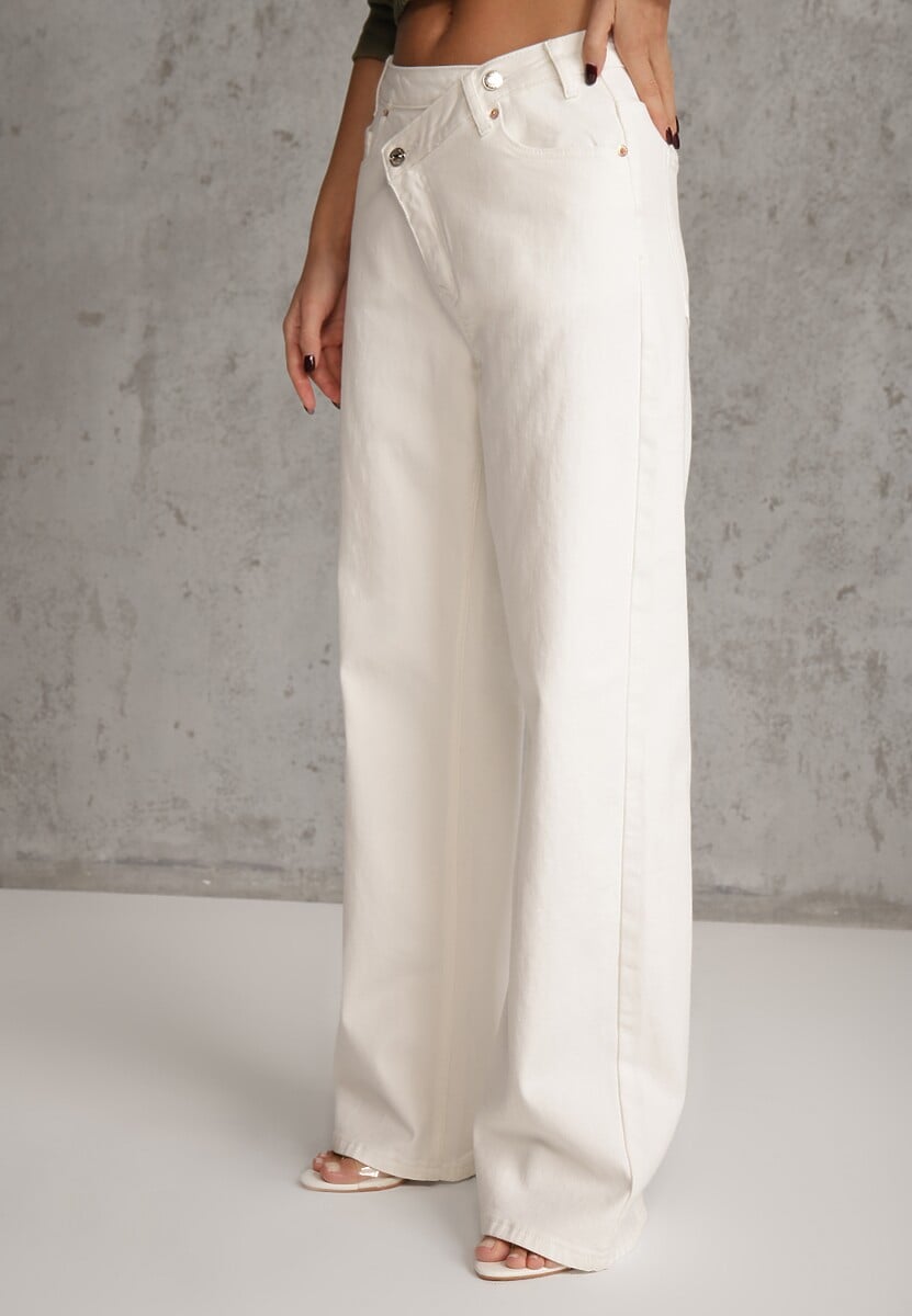 Białe Bawełniane Jeansy Wide Leg z Asymetrycznym Guzikiem Thesiphi 2