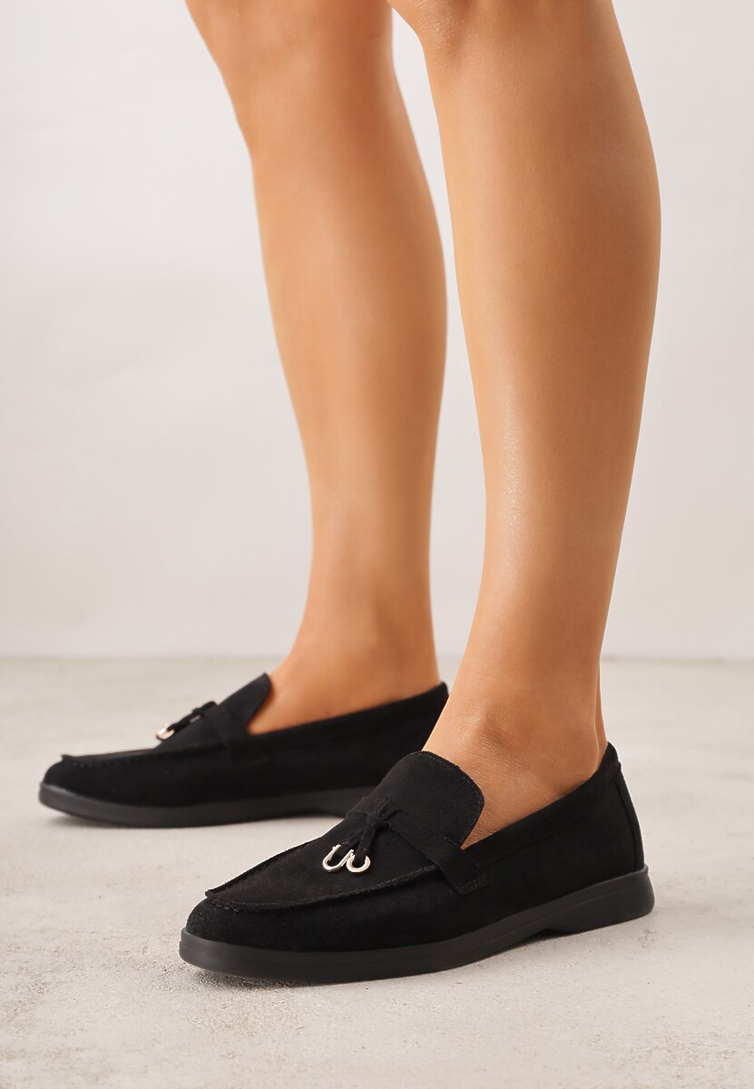 Czarne Mokasyny z Imitacji Zamszu Zdobione Zawieszką i Przeszyciem Aezoris 1