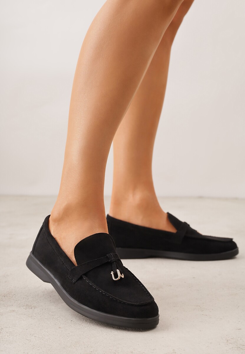 Czarne Mokasyny z Imitacji Zamszu Zdobione Zawieszką i Przeszyciem Aezoris 2