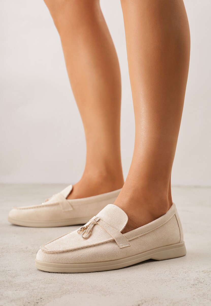 Beżowe Mokasyny z Imitacji Zamszu Zdobione Zawieszką i Przeszyciem Aezoris 2