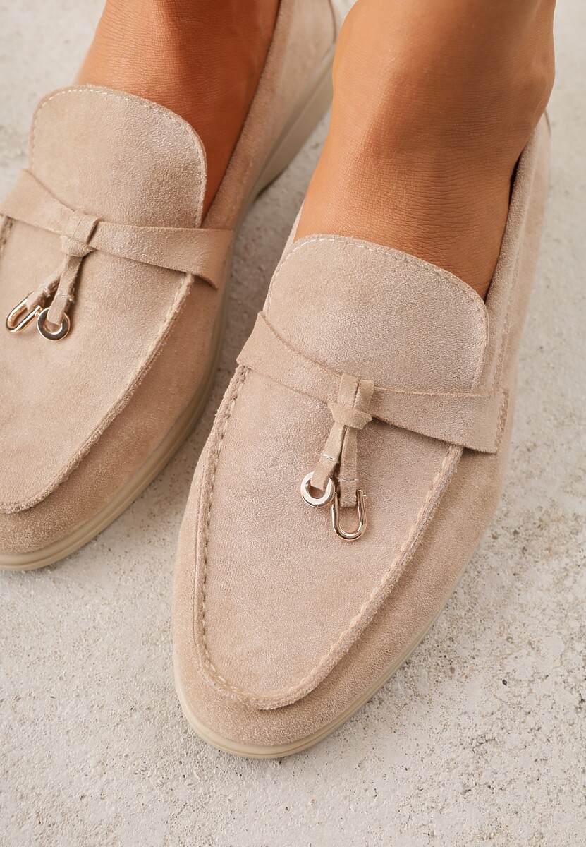 Ciemnobeżowe Mokasyny z Imitacji Zamszu Zdobione Zawieszką i Przeszyciem Aezoris 3