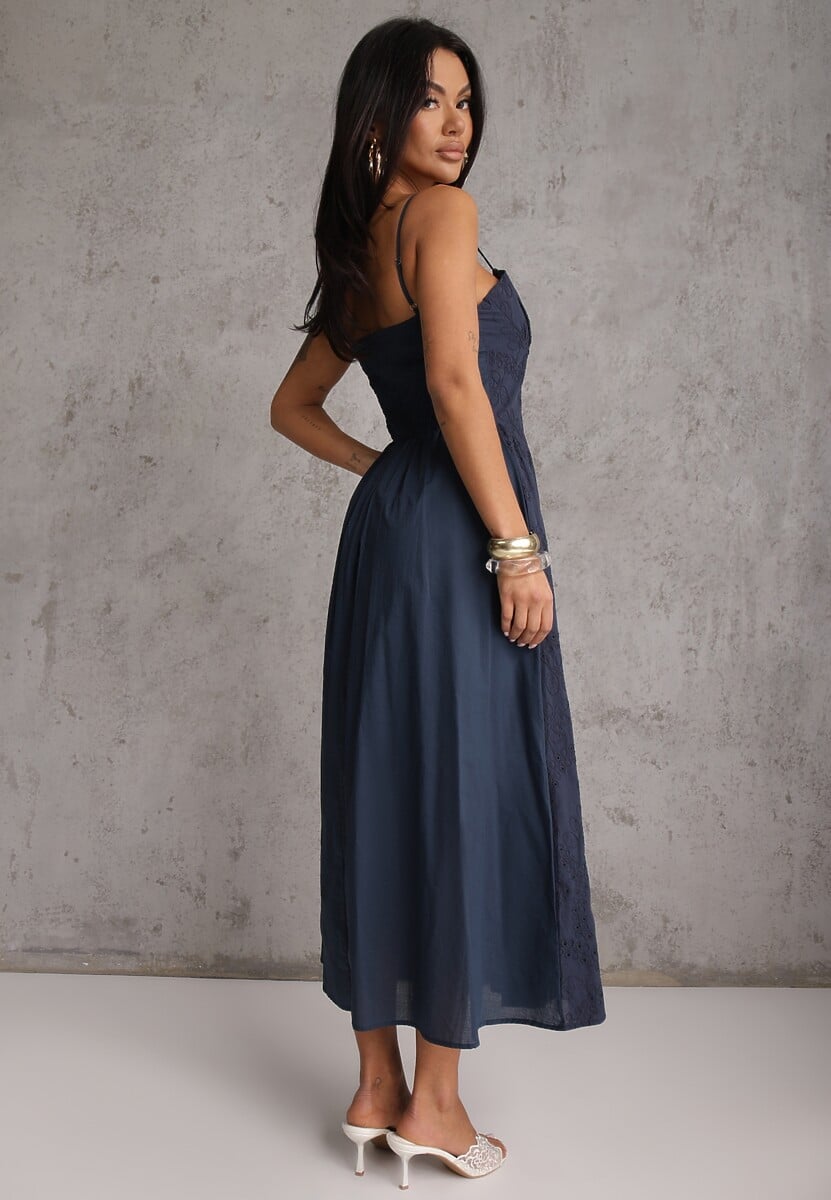 Granatowa Rozkloszowana Sukienka z Bawełny na Ramiączka Zdobiona Haftem Adozaphaura 3