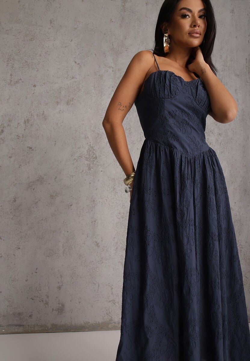 Granatowa Rozkloszowana Sukienka z Bawełny na Ramiączka Zdobiona Haftem Adozaphaura 2