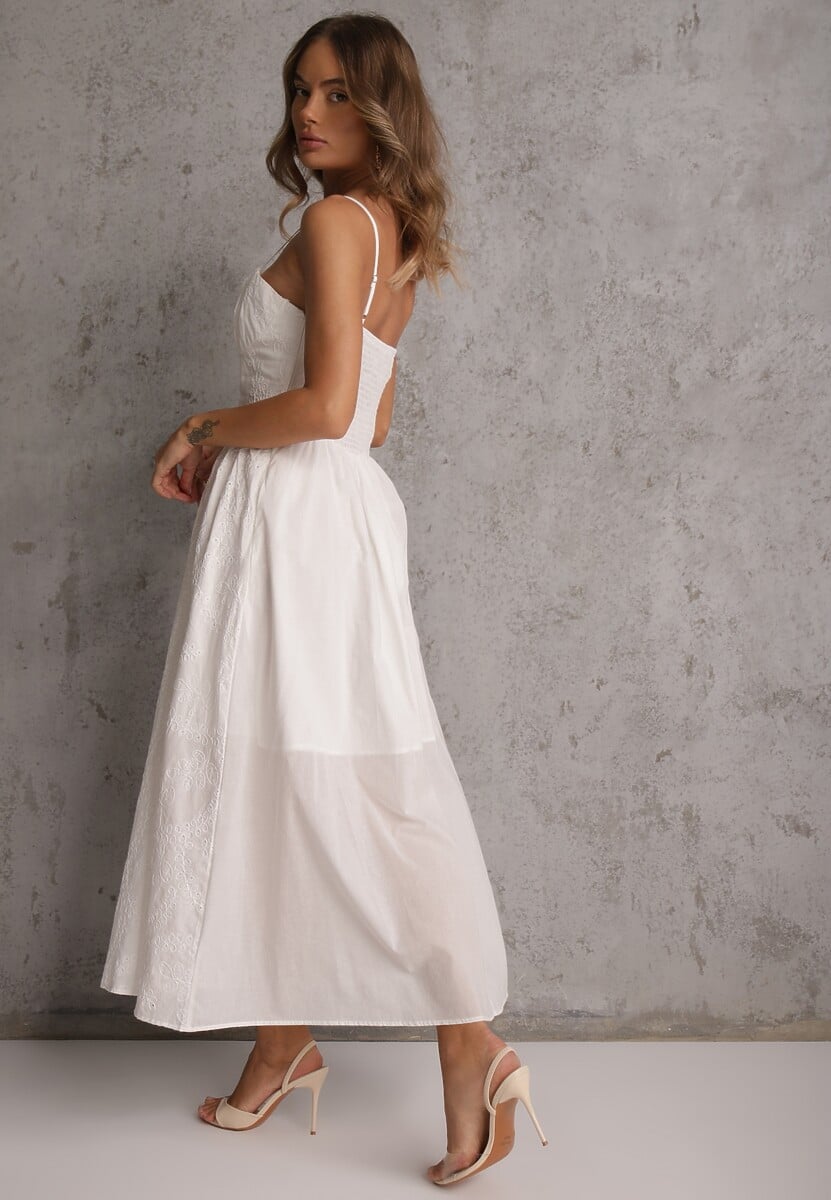 Biała Rozkloszowana Sukienka z Bawełny na Ramiączka Zdobiona Haftem Adozaphaura 3