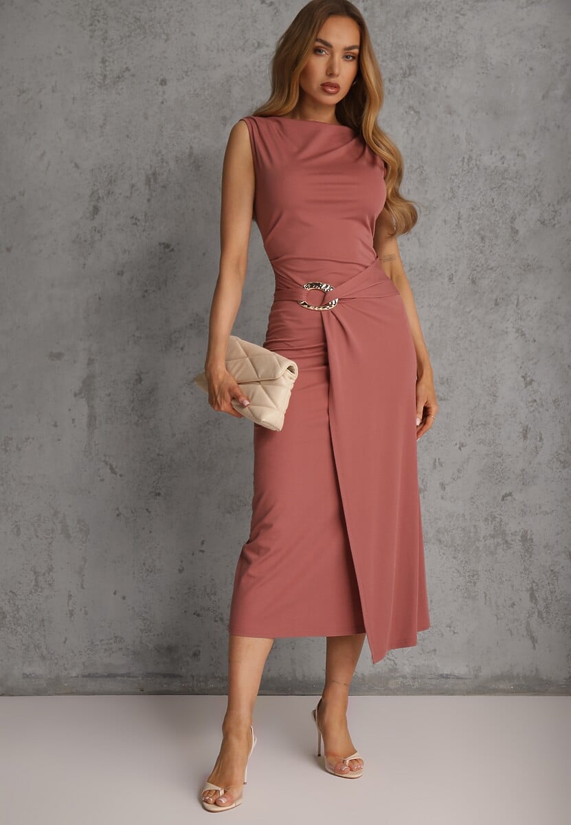 Różowa Dopasowana Sukienka Elegancka z Aplikacją w Talii Corope 2