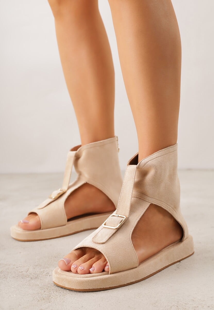 Beżowe Sandały Typu Botki Ozdobione Metaliczną Klamrą z Przodu Adrasaia 2