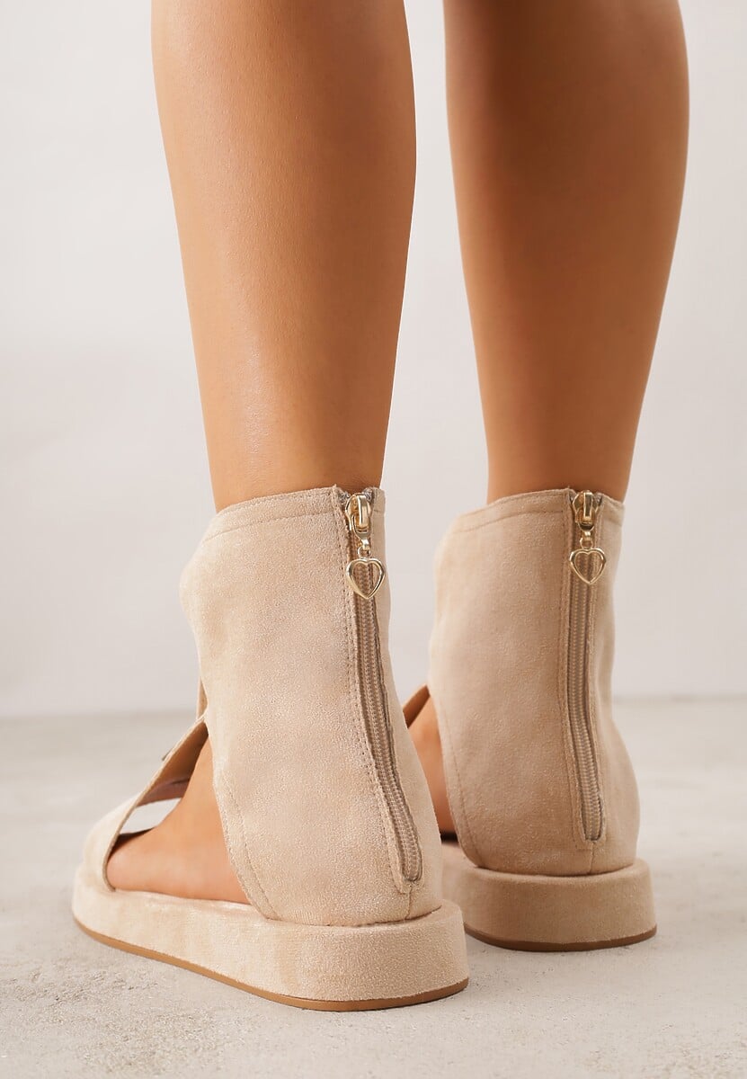 Beżowe Sandały Typu Botki Ozdobione Metaliczną Klamrą z Przodu Adrasaia 3