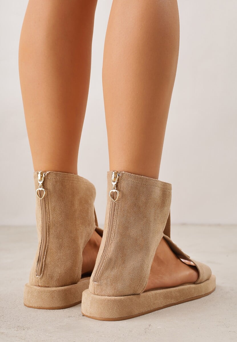 Ciemnobeżowe Sandały Typu Botki Ozdobione Metaliczną Klamrą z Przodu Adrasaia 3