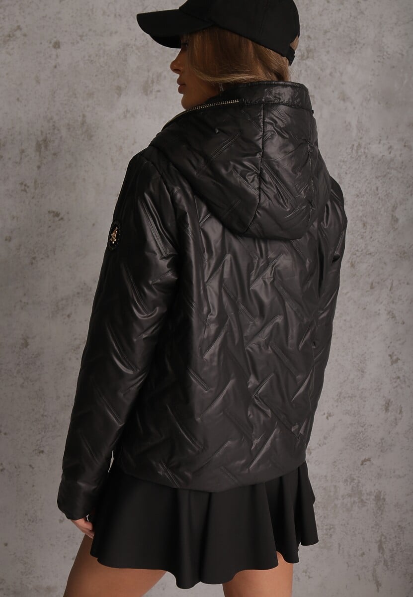 Czarna Pikowana Kurtka z Nieodpinanym Kapturem z Ozdobną Naszywką Chloreris 3