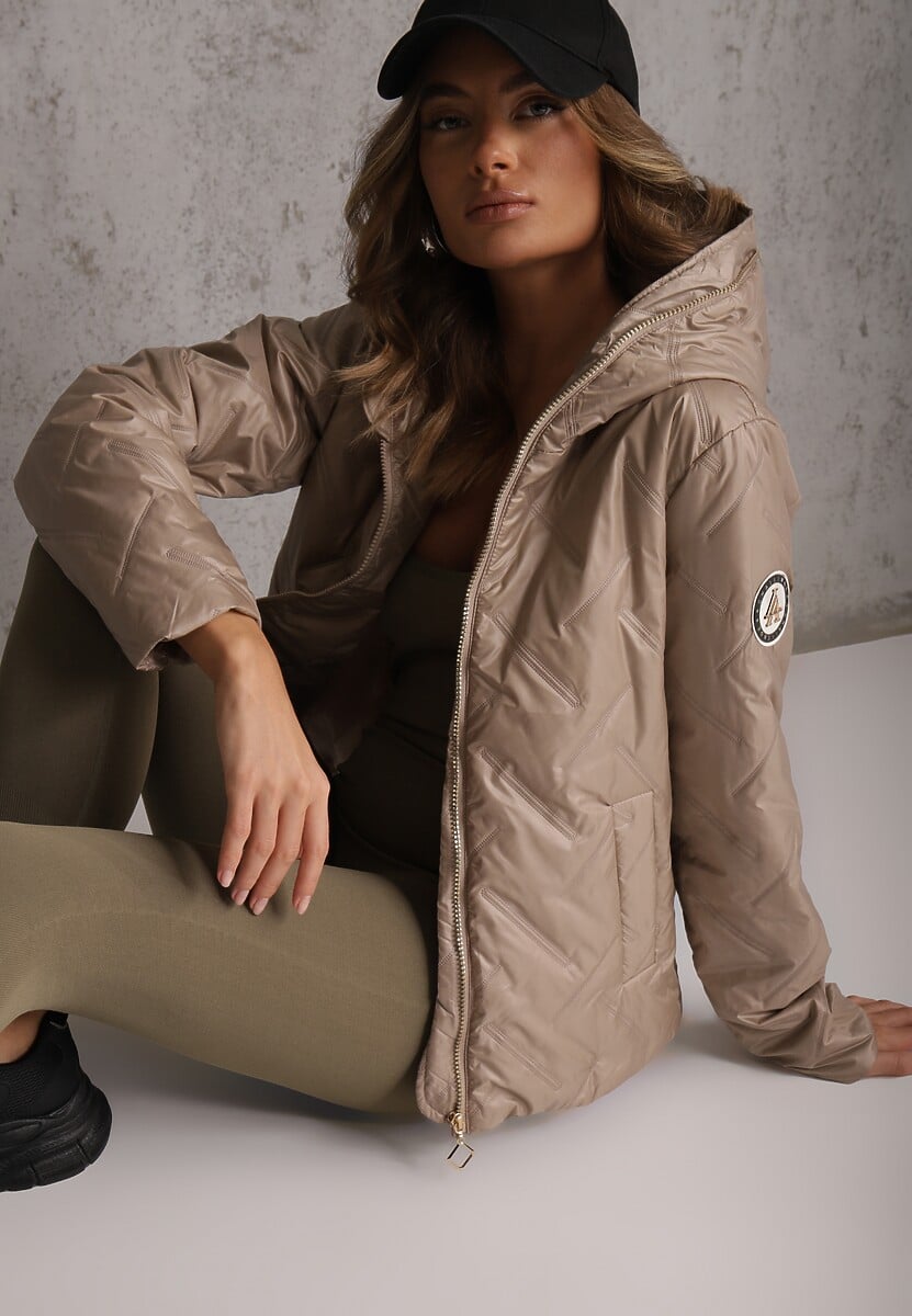 Brązowa Pikowana Kurtka z Nieodpinanym Kapturem z Ozdobną Naszywką Chloreris 2