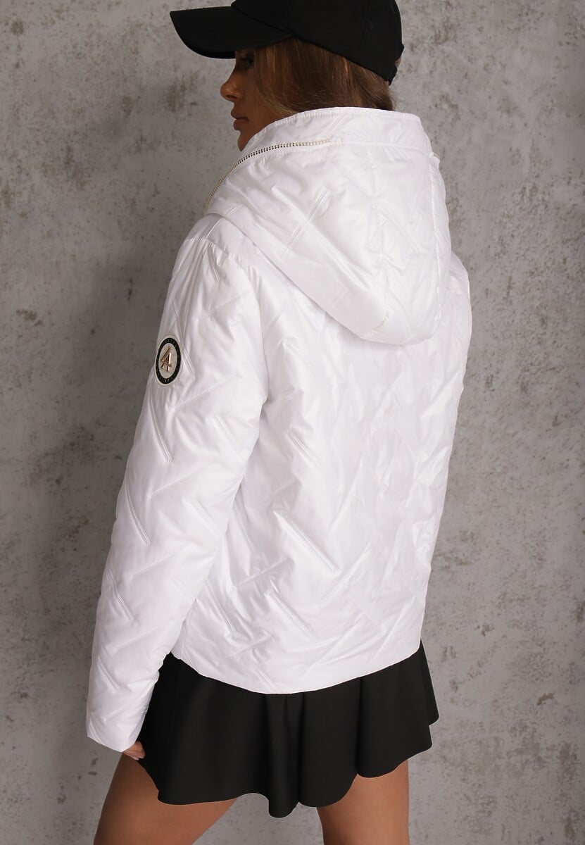Biała Pikowana Kurtka z Nieodpinanym Kapturem z Ozdobną Naszywką Chloreris 3