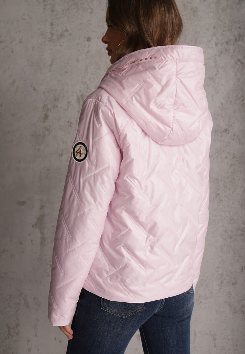 Różowa Pikowana Kurtka z Nieodpinanym Kapturem z Ozdobną Naszywką Chloreris 3