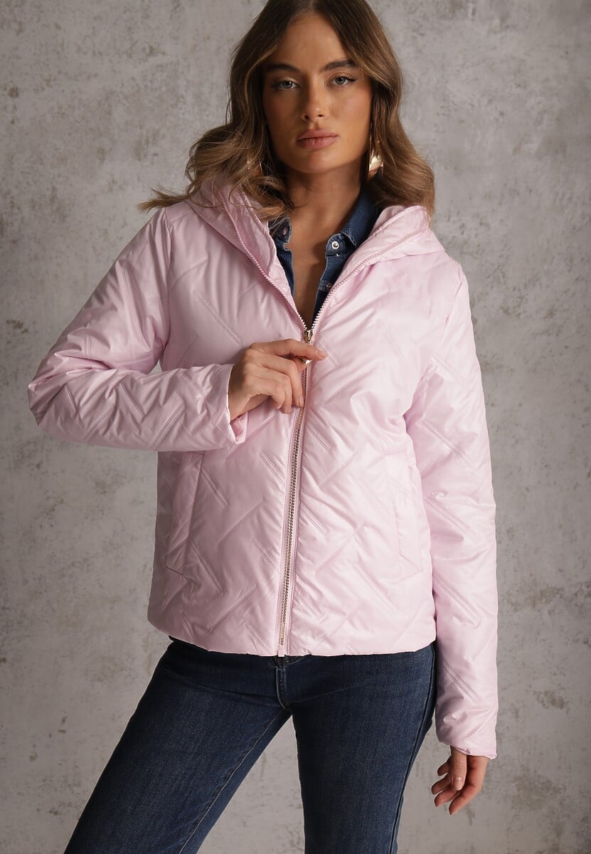 Różowa Pikowana Kurtka z Nieodpinanym Kapturem z Ozdobną Naszywką Chloreris 1