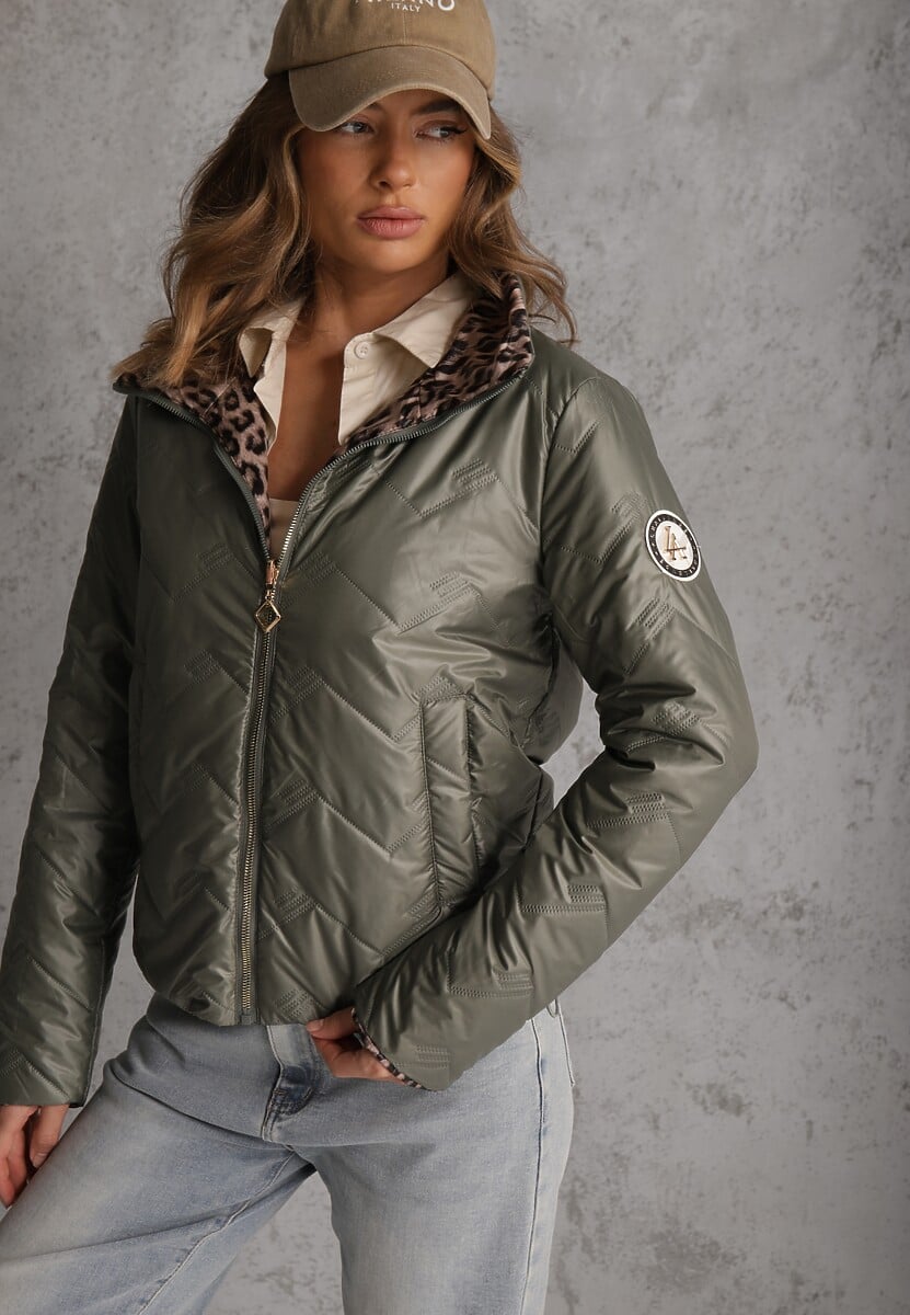 Zielona Pikowana Kurtka Dwustronna z Motywem Panterki i Naszywką Damike 1