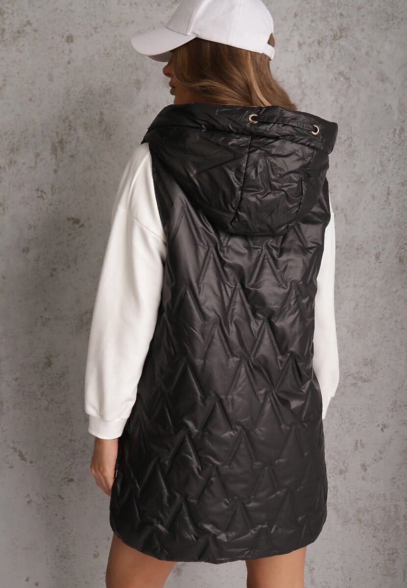 Czarna Długa Pikowana Kamizelka z Kapturem i Ozdobną Naszywką Mentape 3