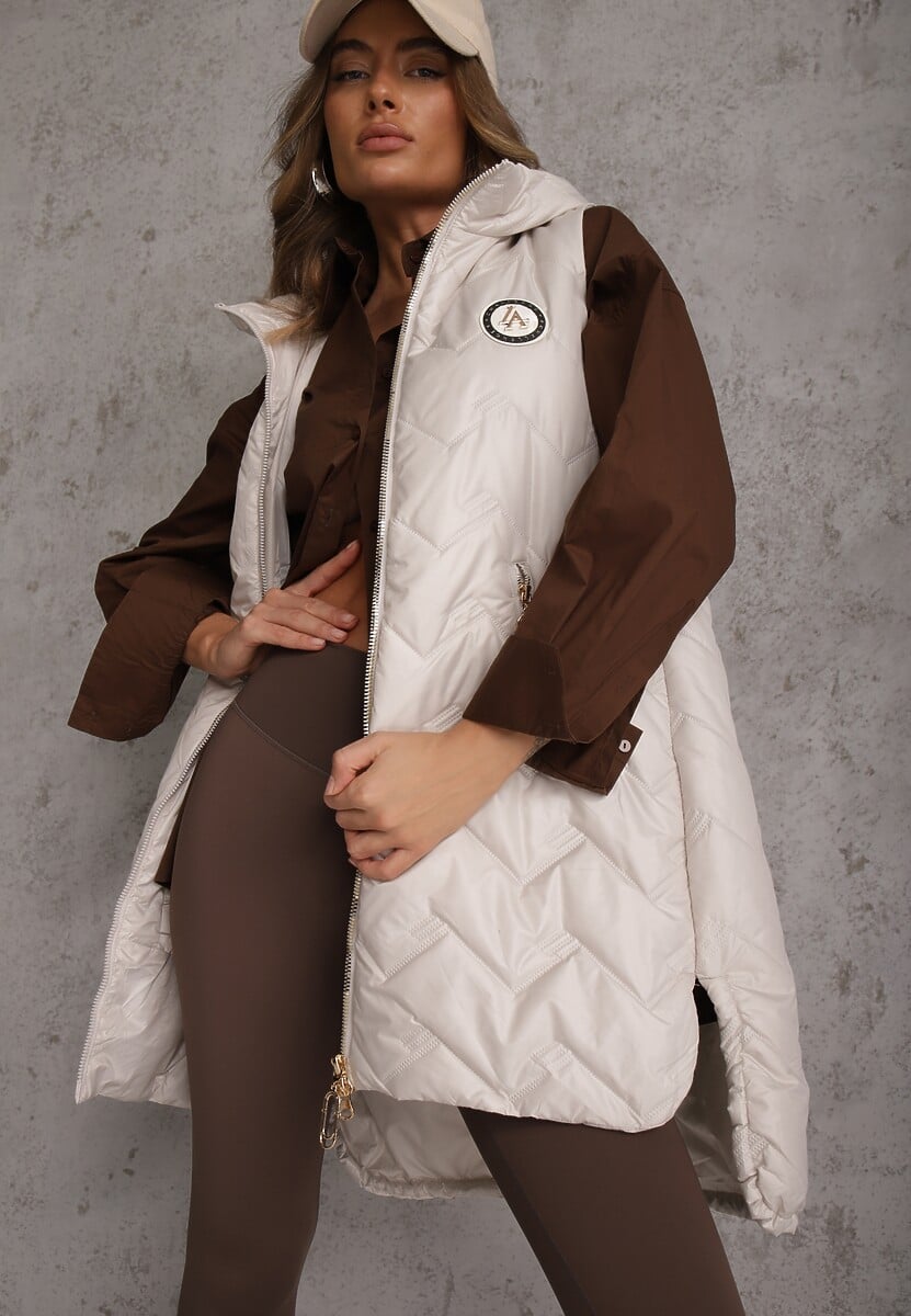 Jasnoszara Długa Pikowana Kamizelka z Kapturem i Ozdobną Naszywką Mentape 1