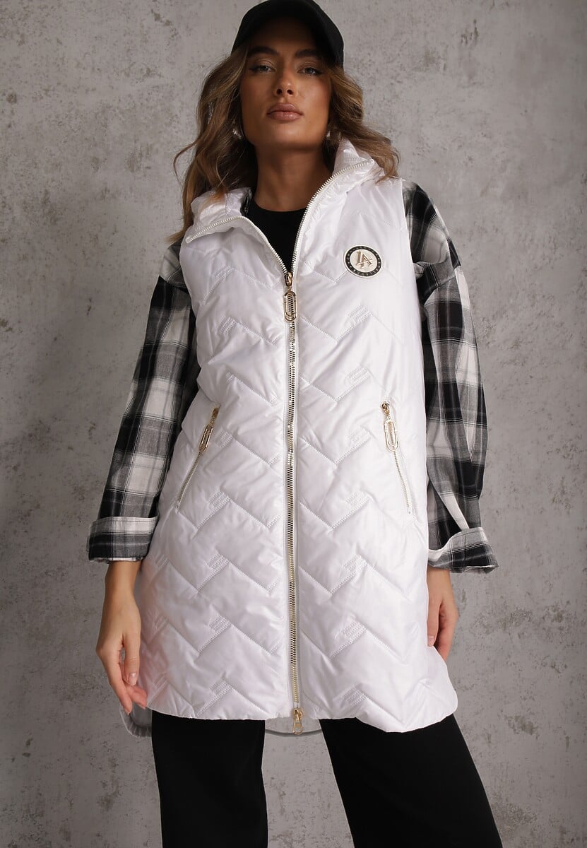 Biała Długa Pikowana Kamizelka z Kapturem i Ozdobną Naszywką Mentape 2