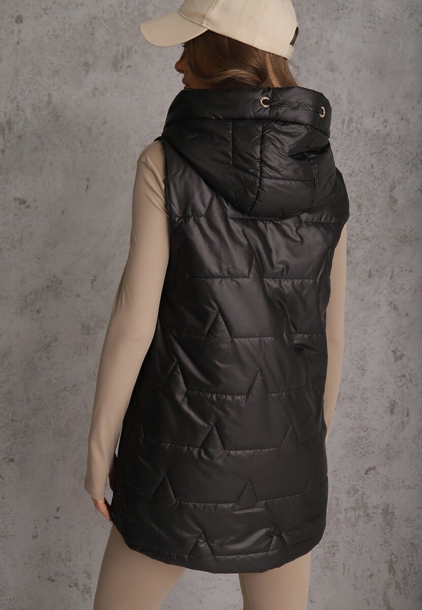 Czarna Długa Kamizelka Pikowana z Nieodpinanym Kapturem Ozdobiona Naszywką Kasseda 3